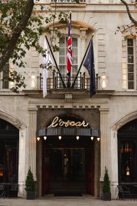 un edificio con tres banderas encima en L'oscar London, en Londres