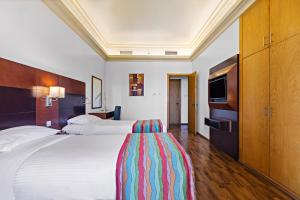 Postel nebo postele na pokoji v ubytování Al Khoory Hotel Apartments Al Barsha