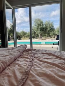 Bett in einem Schlafzimmer mit Poolblick in der Unterkunft BERBA - by Schmidts' in Sutivan + 23 Fotos