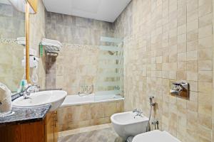 Koupelna v ubytování Al Khoory Hotel Apartments Al Barsha