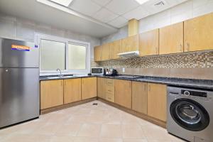 Kuchyň nebo kuchyňský kout v ubytování Al Khoory Hotel Apartments Al Barsha