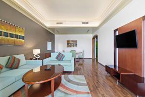 TV a/nebo společenská místnost v ubytování Al Khoory Hotel Apartments Al Barsha