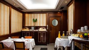 A restaurant or other place to eat at Hotel Metropole