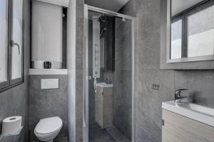 La salle de bains est pourvue d'une douche, de toilettes et d'un lavabo. dans l'établissement 303 Suite Simha - Superbe Appartement à Paris, à Paris