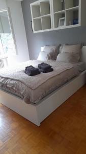 - un lit avec 2 serviettes dans une chambre dans l'établissement Haus Sonnenschein, à Purasca