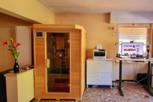 een kamer met een bureau met een computer en een deskicterictericterictericter bij Haus Sonnenschein in Purasca