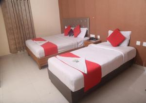 Una cama o camas en una habitación de Hotel Lotus Grand
