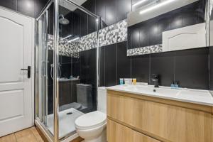 een badkamer met een toilet, een wastafel en een douche bij 201 Suite Anne - Superbe appartement in Puteaux
