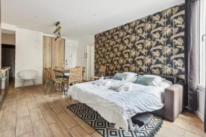 een slaapkamer met een groot bed en een grote muur bij 201 Suite Anne - Superbe appartement in Puteaux