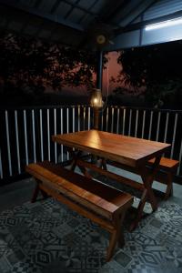 dos mesas de picnic y un banco en un patio en PADMA VILLAGE, en Thodupuzha