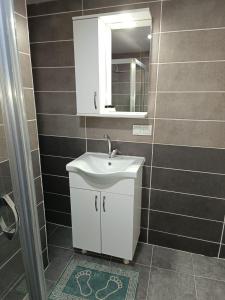 Ένα μπάνιο στο White Crown Apartman ve Yaşam Merkezi +44 φωτογραφίες
