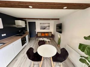 Kuchyň nebo kuchyňský kout v ubytování Confortable appartement centre de Vichy + 6 fotografií