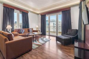 الخوري للشقق الفندقية في دبي: غرفة معيشة مع أريكة وكرسي