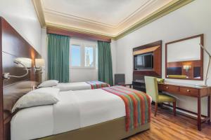 Postel nebo postele na pokoji v ubytování Al Khoory Hotel Apartments Al Barsha