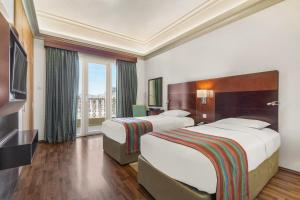 Postel nebo postele na pokoji v ubytování Al Khoory Hotel Apartments Al Barsha
