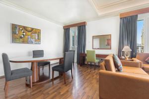 TV a/nebo společenská místnost v ubytování Al Khoory Hotel Apartments Al Barsha
