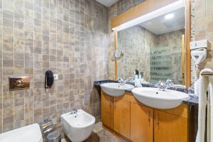Koupelna v ubytování Al Khoory Hotel Apartments Al Barsha