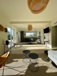 ein Wohnzimmer mit Sofa und Tisch in der Unterkunft BERBA - by Schmidts' in Sutivan