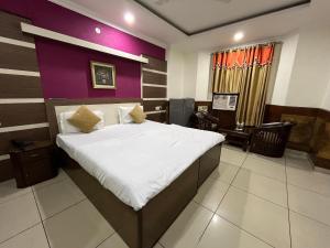 Hotel Vasu International tesisinde bir odada yatak veya yataklar