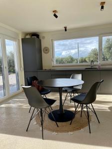 BERBA - by Schmidts' في سوتيفان: مطبخ مع طاولة وكراسي في غرفة