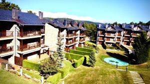 una vista aérea de un gran complejo de apartamentos con patio en Ático duplex a pie de pistas de esquí en La Molina Alp