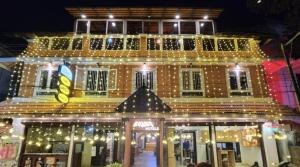 Um edifício com luzes de Natal à frente. em AVVA HOTELS em Cochin