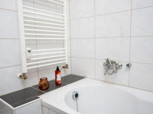 y baño con lavabo y bañera. en SR24 - gemütliches Apartment 2 in Recklinghausen, en Recklinghausen
