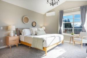 Un dormitorio con una cama grande y una ventana en Fremont home with panoramic views near Woodland Zoo, en Seattle