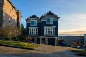 una casa azul sentada al lado de una calle en Fremont home with panoramic views near Woodland Zoo en Seattle