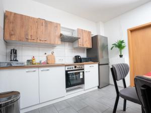 cocina con armarios blancos y fogones en SR24 - gemütliches Apartment 2 in Recklinghausen, en Recklinghausen