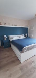 Posteľ alebo postele v izbe v ubytovaní Casa Blue Port Banyuls Empuriabrava