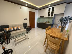 a living room with a couch and a table at Khách sạn Thu Thảo in Phan Rang–Tháp Chàm
