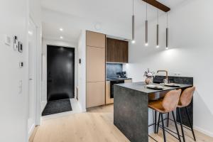 eine Küche mit einer schwarzen Arbeitsplatte in einem Zimmer in der Unterkunft Sea view 16 floor premium apartment in Tallinn