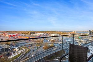 een uitzicht op een stad met verkeer op een snelweg bij Sea view 16 floor premium apartment in Tallinn