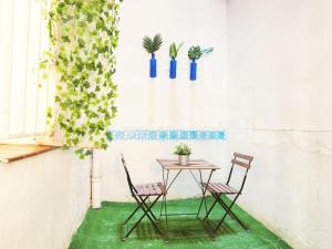 a table and two chairs in a patio with plants at Tranquilidad en el corazón de Madrid. in Madrid