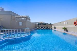 Bazén v ubytování Al Khoory Hotel Apartments Al Barsha nebo v jeho okolí
