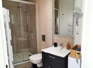 Un baño de Reims Appart - Idéal pour Pro en déplacement *Wifi rapide *Vue panoramique *Parking facile