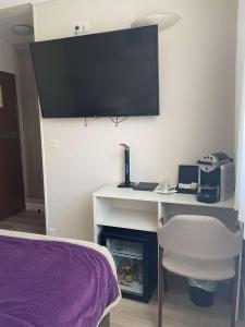 TV a/nebo společenská místnost v ubytování Best Western Plus Hôtel la Rade
