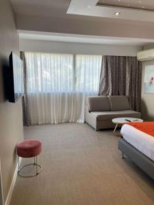 TV a/nebo společenská místnost v ubytování Best Western Plus Hôtel la Rade