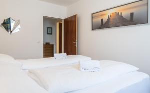 Łóżko lub łóżka w pokoju w obiekcie Apartment Seeblick