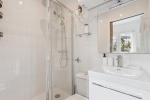 La salle de bains est pourvue d'une douche, de toilettes et d'un lavabo. dans l'établissement 820 Suite Libellule - Superb apartment, aux Lilas