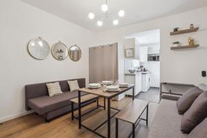 - un salon avec un canapé et une table dans l'établissement 820 Suite Libellule - Superb apartment, aux Lilas