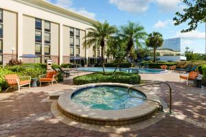 un bain à remous en face d'un bâtiment dans l'établissement Hampton Inn Ft. Lauderdale-Cypress Creek, à Fort Lauderdale