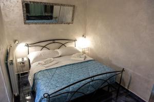 een slaapkamer met een bed met twee handdoeken erop bij Infinity Passion in Rho