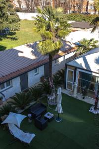 een luchtzicht op een tuin met een palmboom bij Infinity Passion in Rho