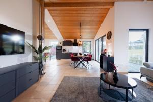 TV a/nebo společenská místnost v ubytování Racing-Chalet (Ferienhaus)