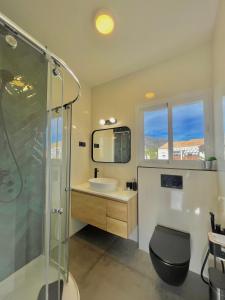 a bathroom with a shower and a sink at LaFrenchTouch - Moderno y céntrico en Torremolinos in Torremolinos