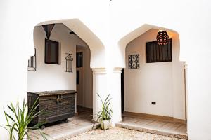 wejście do domu z białymi ścianami w obiekcie Zanzi House w mieście Zanzibar