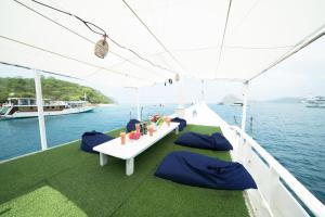 une table à l'arrière d'un bateau dans l'eau dans l'établissement Arimbi Liveaboard, à Labuan Bajo