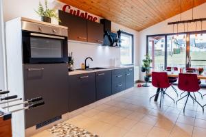 Kuchyň nebo kuchyňský kout v ubytování Racing-Chalet (Ferienhaus) + 6 fotografií